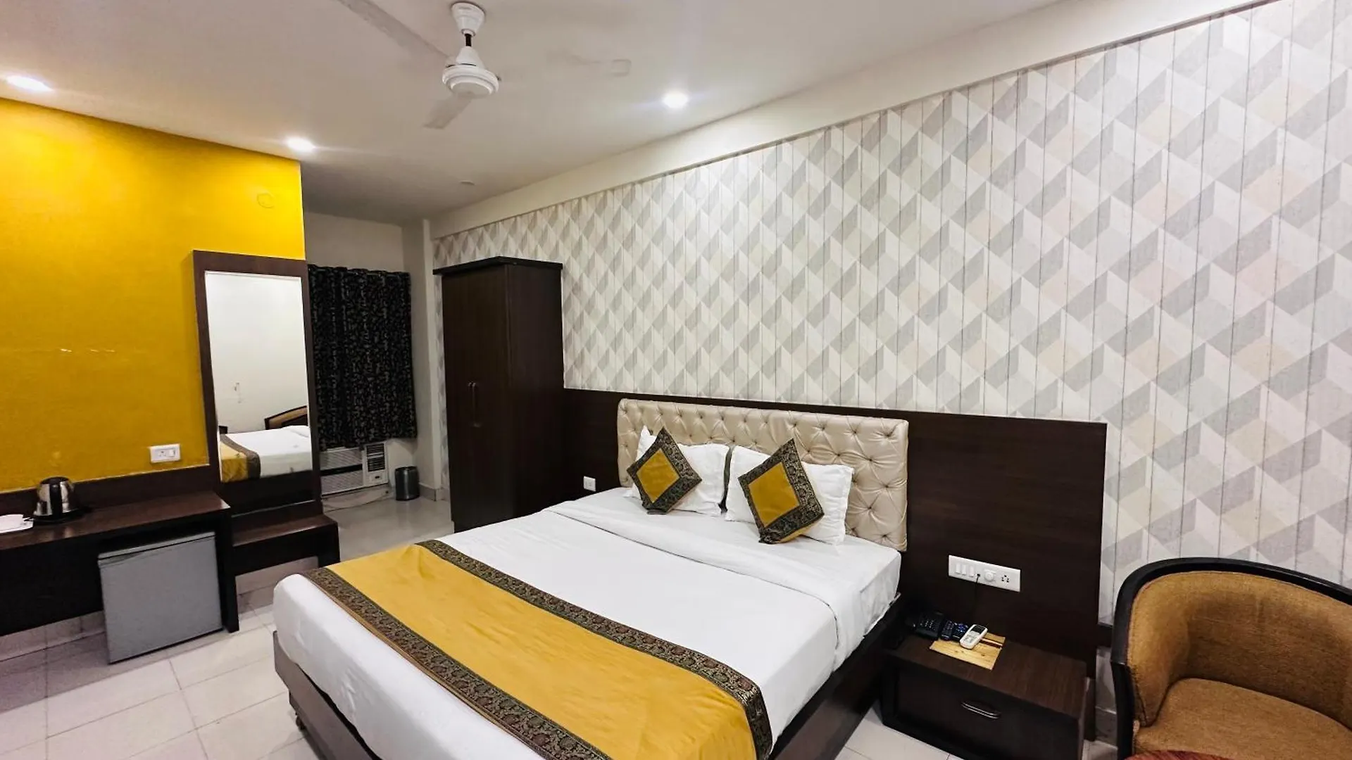 Hotel Ok International Varanasi 5*,  India